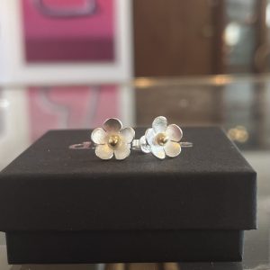 Tora med guldkula örhängen